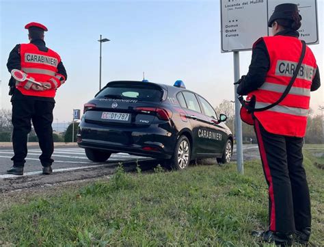 Automobilista Beccato Con Due Dosi Di Cocaina I Carabinieri Gli