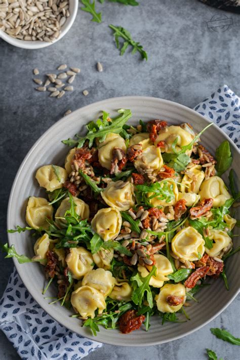 Sałatka z tortellini z rukolą i suszonymi pomidorami Smaki na talerzu