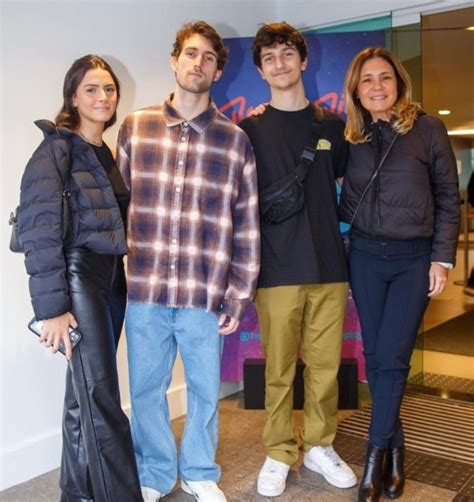 Adriana Esteves Posa Junto Os Dois Filhos Lindos Igual A M E