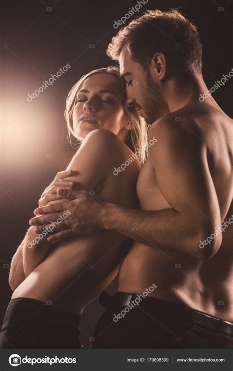 Amoureux Nus Passionnés Câlins Sur Brun Avec Contre Jour image libre de