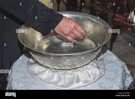 El Sacerdote Bendice Bautizo Pila Bautismal Llena De Agua Bendita En La