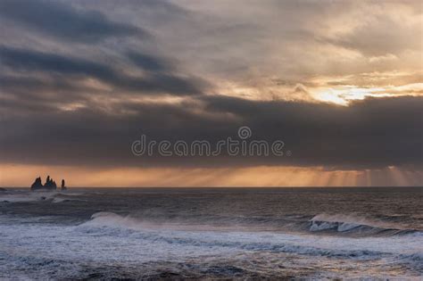 Czarna Piasek Pla A Reynisfjara W Iceland Ranku Oceanu I Nieba Fala