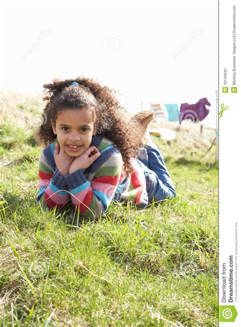 Jeune Fille S asseyant à L extérieur En Stationnement De Caravane Photo