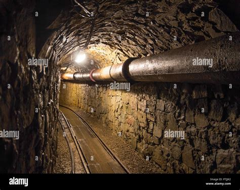 Tunnel En Mine Souterraine Photo Stock Alamy