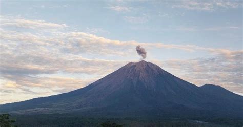 Lingkaran Gunung Semeru Kembali Erupsi Letusan Capai Meter