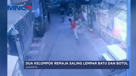 Dua Kelompok Remaja Di Sawah Besar Saling Lempar Batu Dan Botol Lip