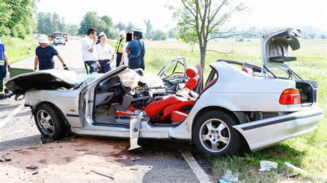 Horror Unfall Mit Lkw Auf Landstra E Bei Malsch Autofahrerin