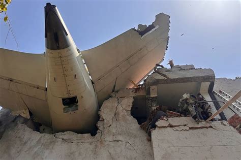 Jeff Bezos Seen Snapping Bikini Photos Of Fianc E Lauren S Nchez On Yacht