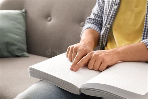 Livro De Leitura Do Homem Cego Escrito No Braile No Sof Foto De Stock