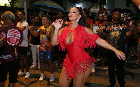 Viviane Ara Jo D Show De Samba No P No Ensaio De Rua Do Salgueiro O