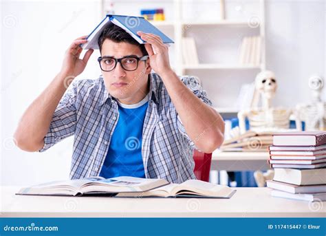 A Estudante De Medicina Que Prepara Se Para Exames Imagem De Stock