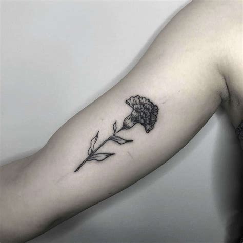 Tatuajes De Claveles Que Quedan Genial En Mujeres