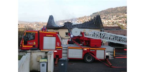 Chenoz La M Line Maison D Truite Par Les Flammes Une Personne