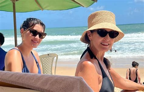 De biquíni Fátima Bernardes curte dia de praia a filha Só Notícias