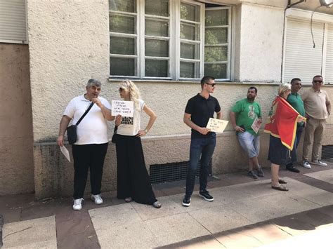 FOTO VIDEO Protest Ispred Vlade Zbog Temeljnog Ugovora Crnu Goru Nije