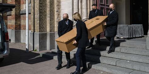 Covid La Barre Des Morts En France Est D J Franchie