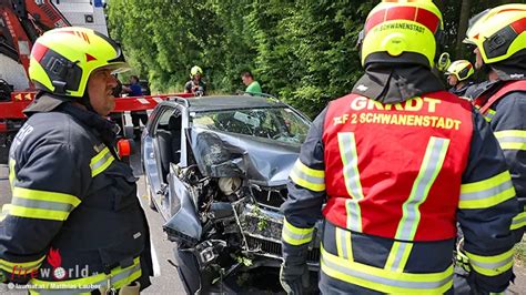 O Eingeklemmte Nach Pkw Kollision Gegen Baum In R Storf Befreit