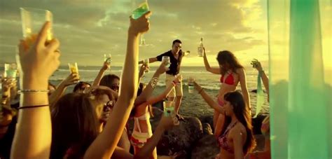 'The Shaukeens': Akshay Kumar, Lisa Haydon Dance on Yacht in Honey ...