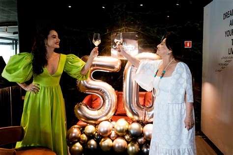 Andrea Andrade celebra 50 anos em almoço "only for girls" em Vitória