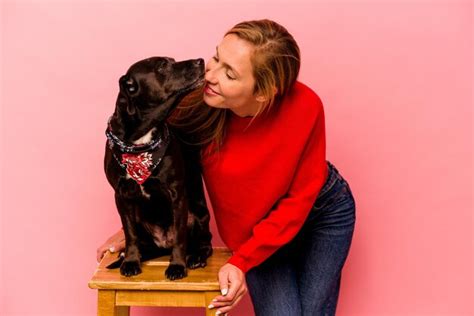 Mujer Cauc Sica Joven Con Su Perro Aislado Sobre Fondo Rosa Foto Premium