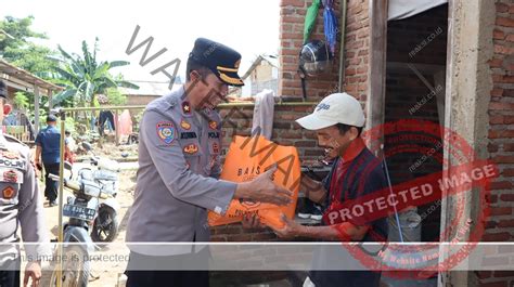 Peduli Sesama Polresta Bandar Lampung Bagikan Ratusan Paket Sembako