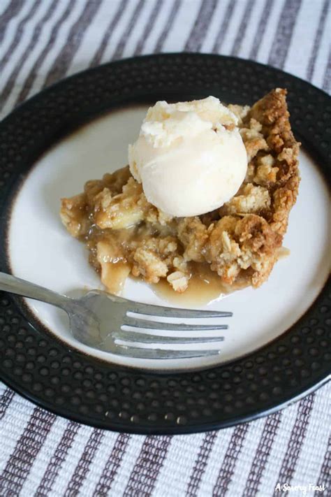 Dutch Apple Pie With Ice Cream