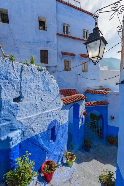 Calle Azul Con Macetas De Colores En Chefchaouen Foto Premium