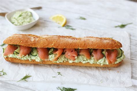 Bocadillo de salmón con requesón aguacate y pepino Hoy Comemos Sano