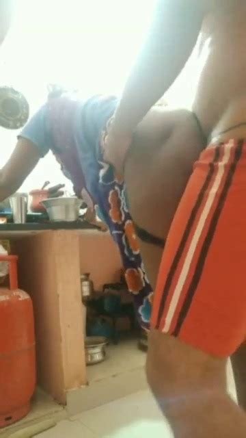 Tamil Manaivi Samayal Araiyil Ookiraal Tamil Aunty Sex