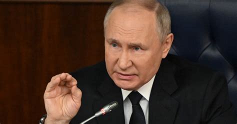 Vladimir Putin spune că Rusia e gata să discute despre Ucraina şi acuză