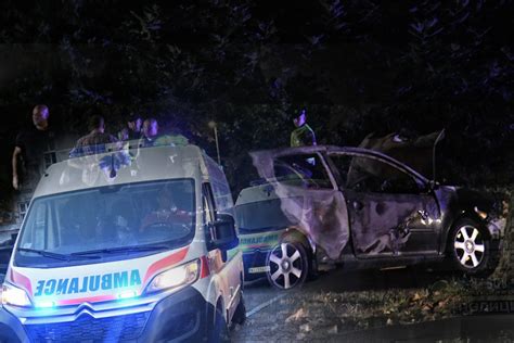 Teška nesreća u Kolarima Vozila uništena delovi automobila rasuti po putu