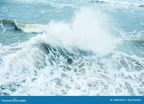 Ondas Quebrando E Pulverizando Em Alto Mar E Ventos Fortes Tempestade