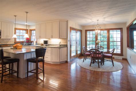 Timeless Traditional Kitchen With Corner Sink And Granite Countertops Classique Cuisine