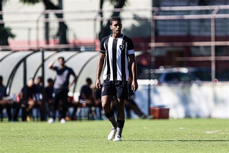 Capixaba Davi Souza Assina Primeiro Contrato Profissional O