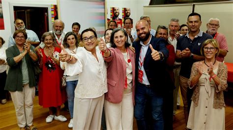 Marica Adrio Y Otros Miembros Del PSOE Celebra Los Resultados De Las