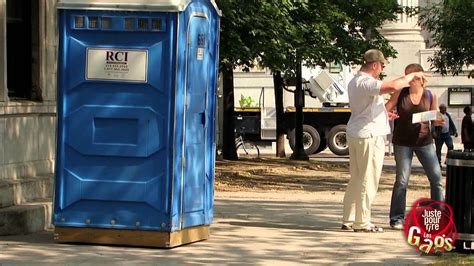 Caméra cachée Les toilette se sauvent La Gay Life