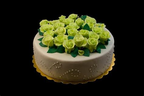 Roses Cake Decorated Cake By Rositsa Lipovanska Cakesdecor