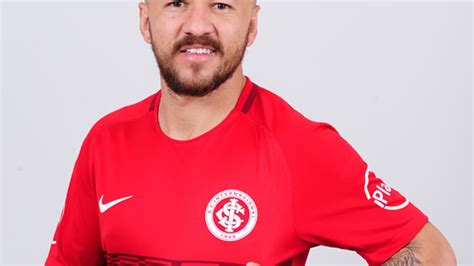 Rossi compara reconstrução do Inter a da Chapecoense e pede