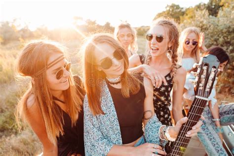 Six Filles Ont L Amusement Dans La Campagne Image Stock Image Du Mode