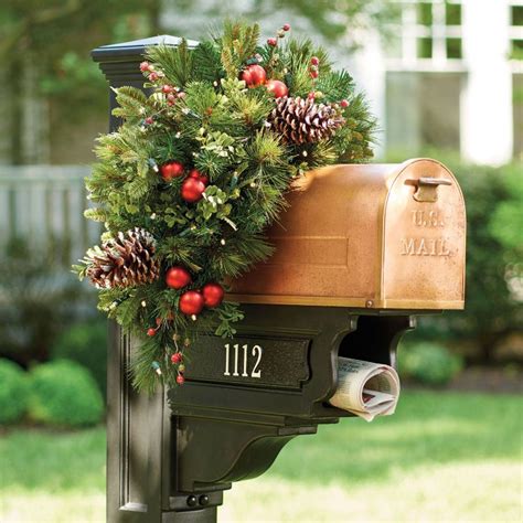 Greet Your Guests With These Christmas Mailbox Decor Ideas