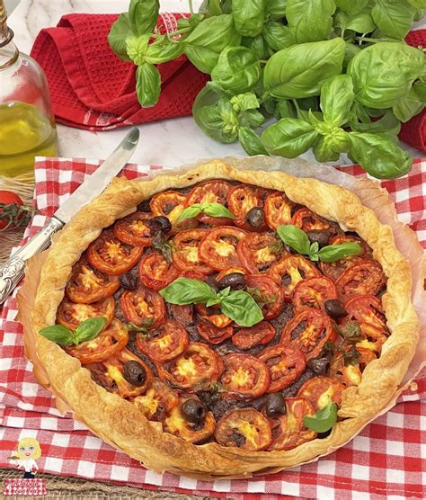 Torta Salata Con Pomodori A Tavola Con Tea