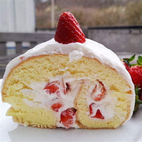 Rezept Fluffige Biskuitrolle Gef Llt Mit Erdbeeren Und Sahne Swr