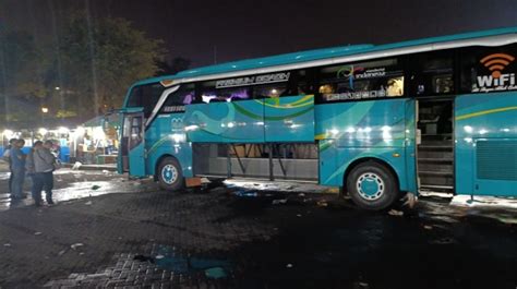 Diduga Korsleting Listrik Sebuah Bus Pariwisata Terbakar Di Parkiran