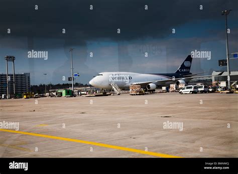 Avion De Passagers Sur La Piste Banque De Photographies Et Dimages