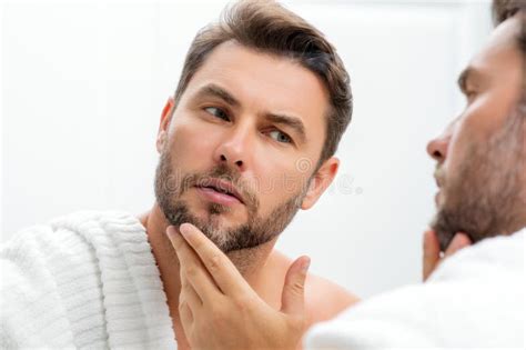 Belleza Masculina Tratamiento Con Crema Para La Cara Masculina Rutina