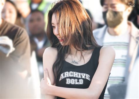 Itzy S Yuna Receives Praise For Looking Like A California Hot Girl In The La Sun Kpophit