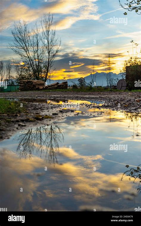 Wolken Spiegeln Sich Im Wasser Fotografías E Imágenes De Alta