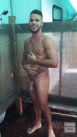 Modelo Gostoso Tomando Banho Pelado