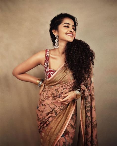 Anupama Parameswaran చీరలో కూడా కసిగా అనుపమ అందాలు ఇలాంటి గ్లామర్