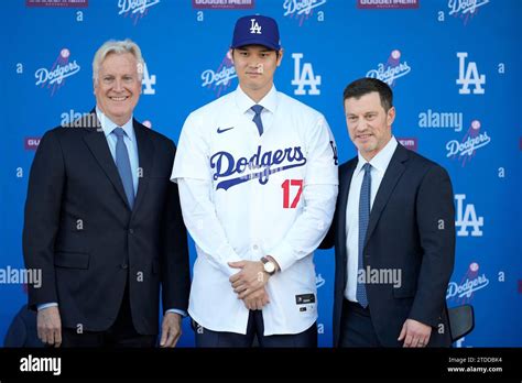 Los Angeles Dodgers' Shohei Ohtani, middle, poses for photos with owner ...